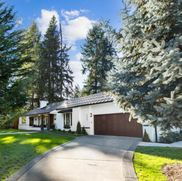 Hayden Lake Cottage is a warm, modern retreat with spacious living areas, a private studio suite, and a fenced backyard—minutes from Honeysuckle Beach and Avondale Golf.